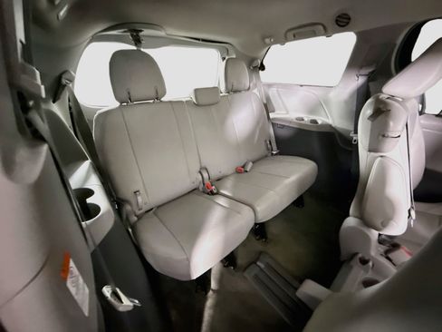 Used 2017 Toyota Sienna XLE w/ XLE Navigation Package FWD image 39