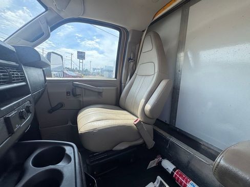 Used 2016 Chevrolet Express 3500 RWD image 17