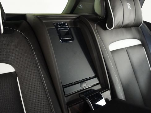 Used 2023 Rolls-Royce Cullinan w/ Cullinan Package image 38