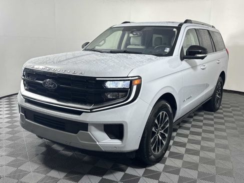 Used 2025 Ford Expedition Platinum image 3