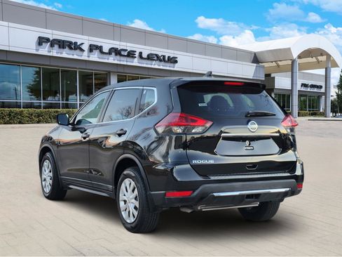 Used 2018 Nissan Rogue S image 4