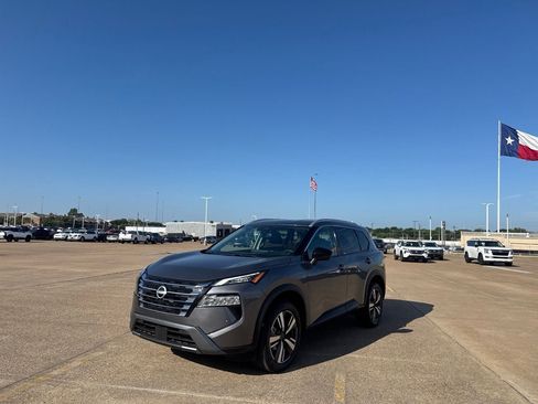 Certified 2026 Nissan Rogue SL FWD image 9