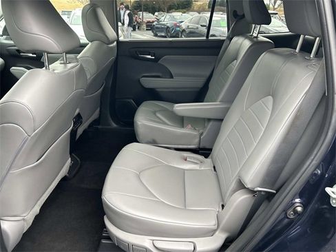 Used 2023 Toyota Highlander XLE image 19