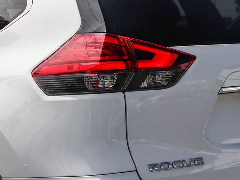Used 2017 Nissan Rogue SV FWD image 11