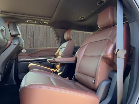 Used 2025 Lincoln Navigator Reserve AWD/4WD image 19