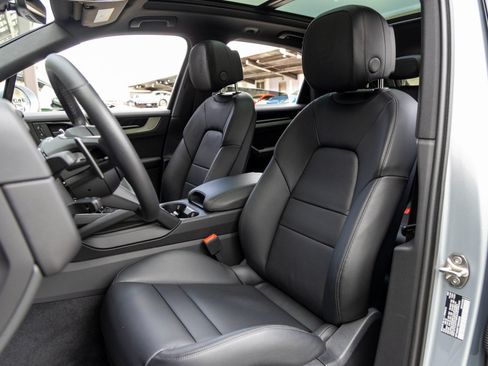 Certified 2025 Porsche Cayenne AWD/4WD image 5