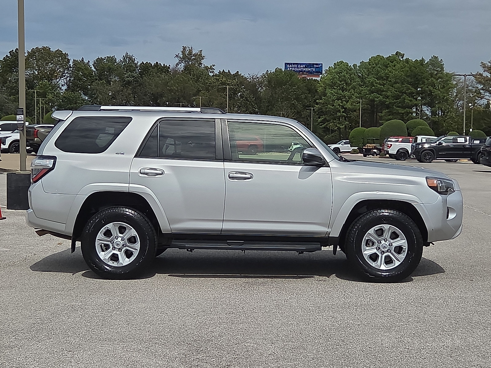 Used 2023 Toyota 4Runner SR5 AWD/4WD image 6