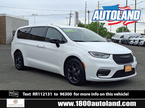 Certified 2024 Chrysler Pacifica Limited FWD image 1
