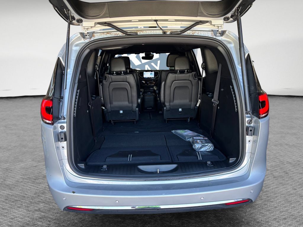 New 2026 Chrysler Pacifica Select FWD image 23