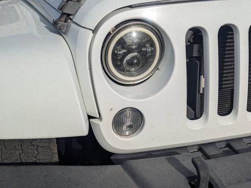 Used 2014 Jeep Wrangler Unlimited Rubicon w/ Connectivity Group image 9