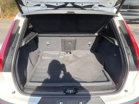 Used 2023 Volvo XC40 B5 Plus image 26