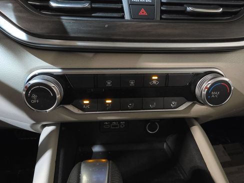 Used 2025 Nissan Altima 2.5 SV FWD image 16