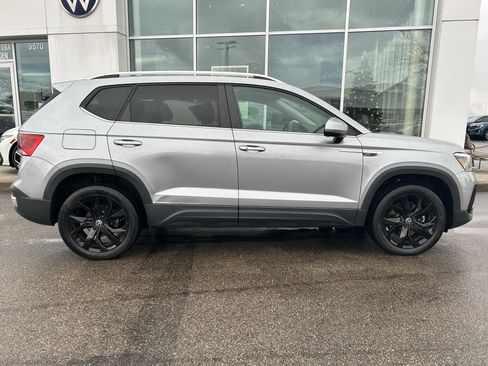 Certified 2022 Volkswagen Taos SE w/ Panoramic Sunroof Package image 8