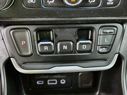 Used 2018 GMC Terrain SLE w/ Driver Convenience Package AWD/4WD image 18