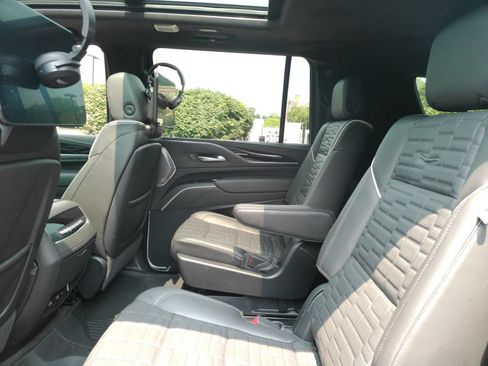 Used 2024 Cadillac Escalade ESV V w/ LPO, ONYX Package AWD/4WD image 14