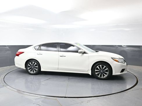 Used 2016 Nissan Altima 2.5 SL w/ 2.5 Technology Package FWD image 4