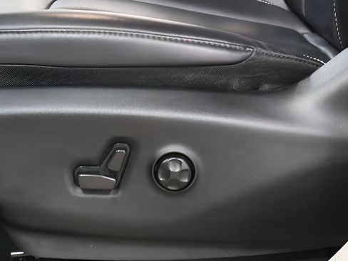 Used 2023 Chrysler Pacifica Touring-L FWD image 16