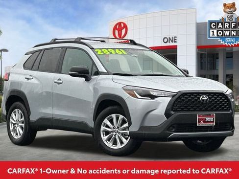 Used 2025 Toyota Corolla Cross LE image 2