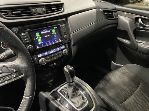 Used 2018 Nissan Rogue SV w/ Premium Package FWD image 8