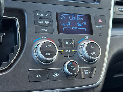 Used 2017 Toyota Sienna SE FWD image 18