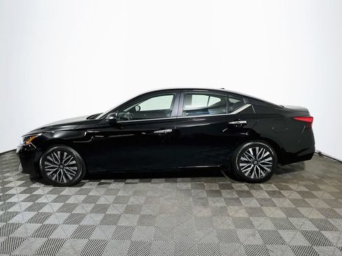 Used 2025 Nissan Altima 2.5 SV FWD image 4