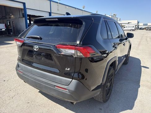 Used 2021 Toyota RAV4 LE FWD image 8