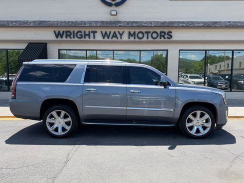 Used 2018 Cadillac Escalade ESV Luxury RWD image 2