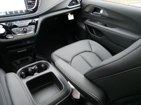 New 2026 Chrysler Pacifica Select image 11