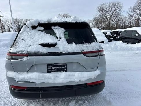 New 2025 Jeep Grand Cherokee Altitude image 4