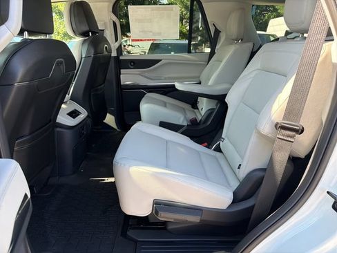 New 2026 Lincoln Navigator Premiere AWD/4WD image 14