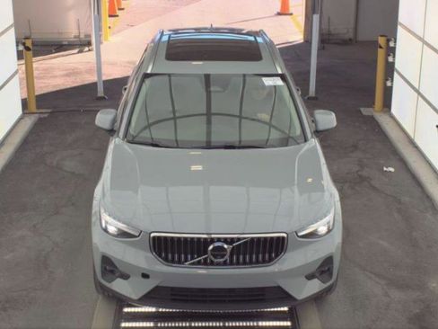 Used 2025 Volvo XC40 B5 Plus image 2
