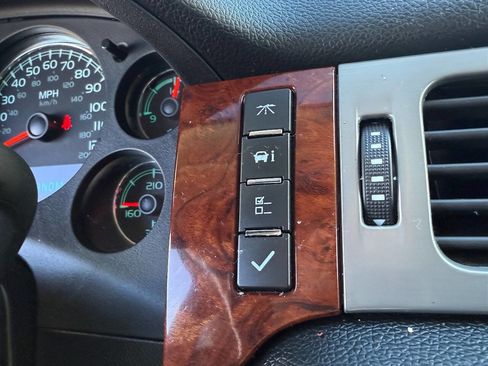 Used 2014 Chevrolet Suburban LT image 29