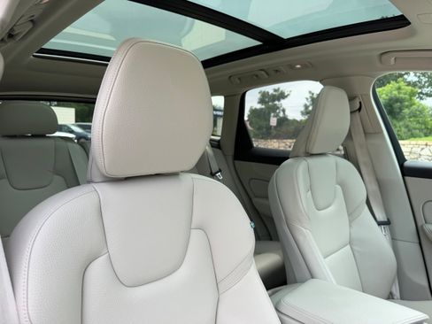 Certified 2023 Volvo XC60 B5 Plus AWD/4WD image 11
