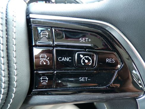 Used 2023 Jeep Grand Cherokee Overland AWD/4WD image 34