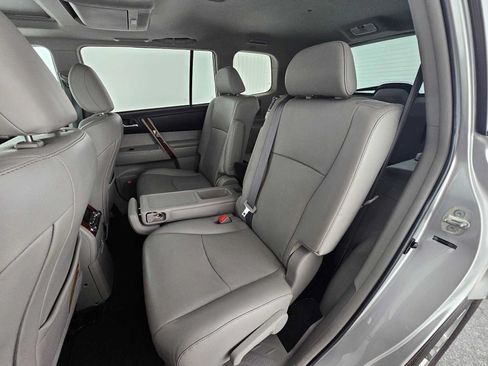 Used 2012 Toyota Highlander Limited w/ Tow Pkg FWD image 18
