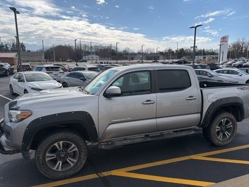 Used 2018 Toyota Tacoma TRD Sport image 2