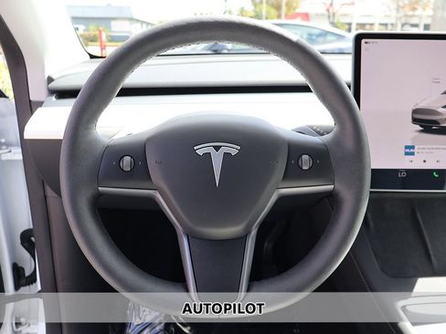Used 2024 Tesla Model Y Long Range image 3