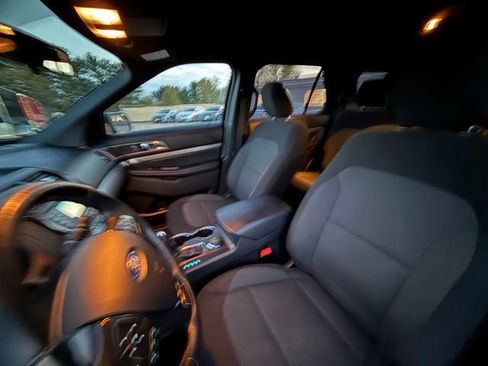 Used 2018 Ford Explorer XLT AWD/4WD image 9