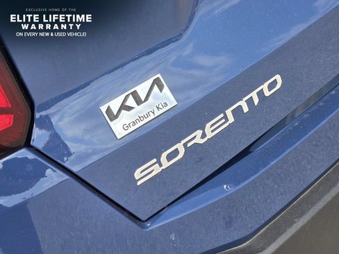 Certified 2025 Kia Sorento S w/ Panoramic Sunroof Package FWD image 8