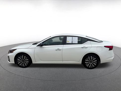 Used 2025 Nissan Altima 2.5 SV FWD image 9