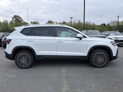 New 2026 Volkswagen Taos SE FWD image 6