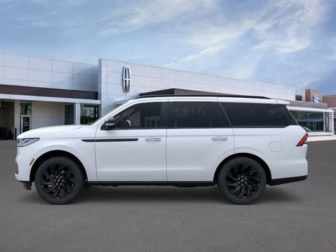 New 2026 Lincoln Navigator Reserve w/ Jet Appearance Package AWD/4WD image 4