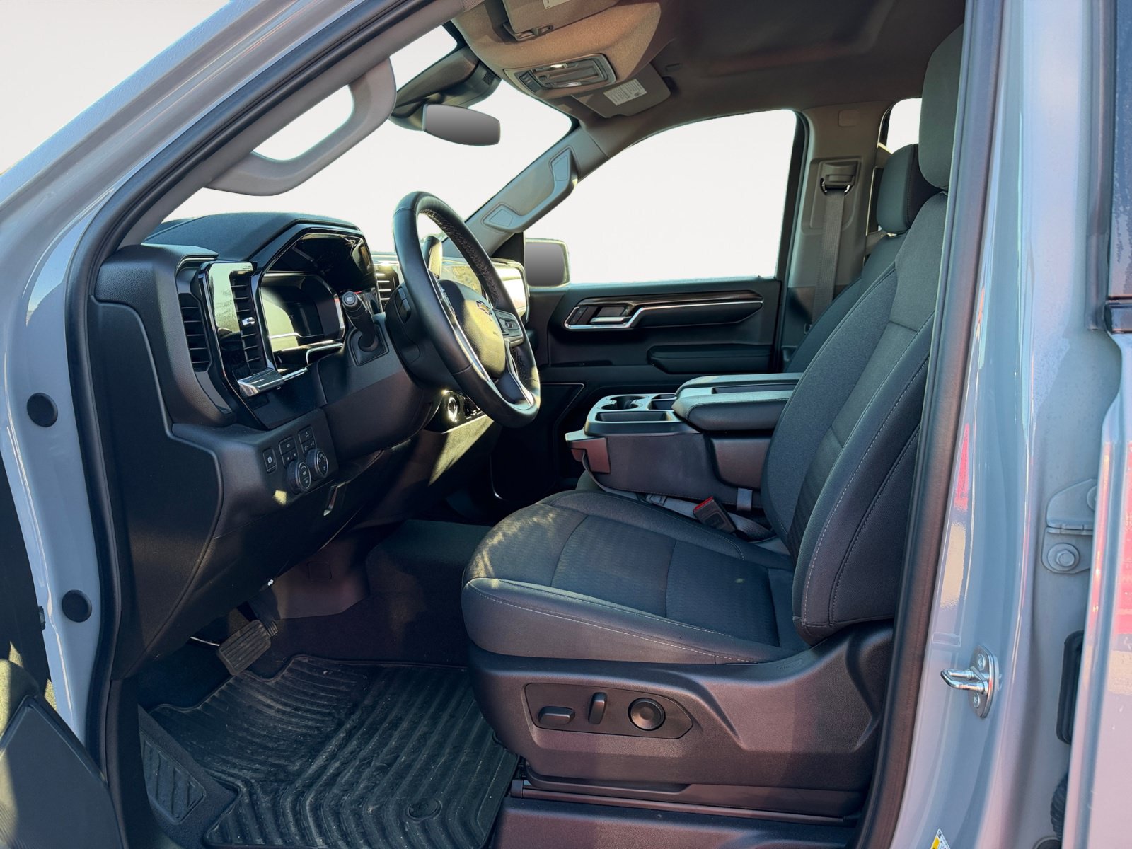 Used 2024 Chevrolet Silverado 1500 LT AWD/4WD image 9