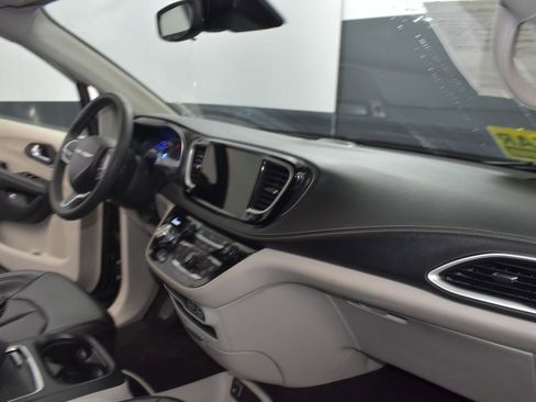 Used 2024 Chrysler Pacifica Limited FWD image 28
