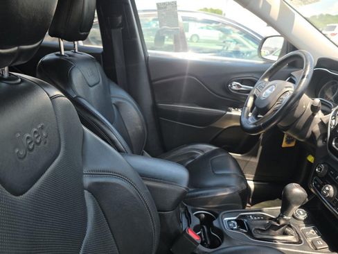 Used 2019 Jeep Cherokee Limited AWD/4WD image 7