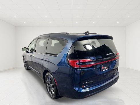 Certified 2025 Chrysler Pacifica Limited FWD image 3