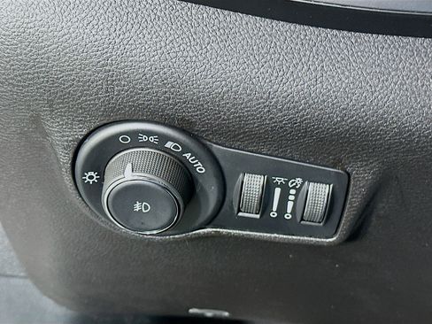 Used 2025 Jeep Compass Latitude image 17