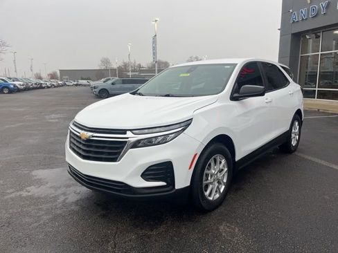 Used 2022 Chevrolet Equinox LS w/ LS Convenience Package image 2