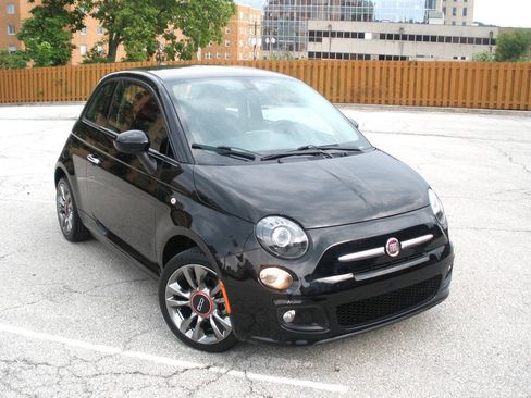 Used 2017 FIAT 500 Pop w/ Sport Appearance Package FWD image 2