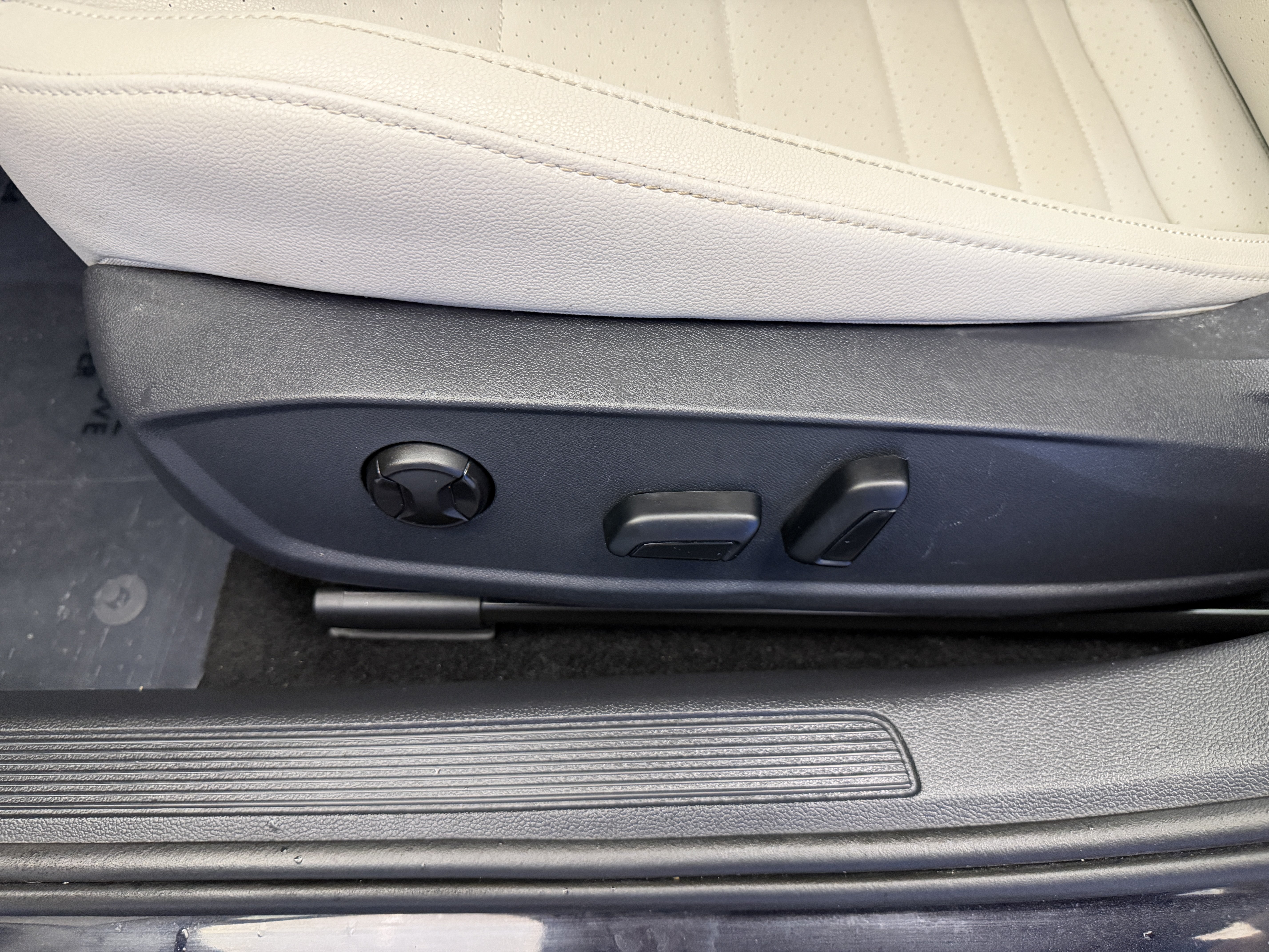 Used 2024 Volkswagen Jetta SE FWD image 13